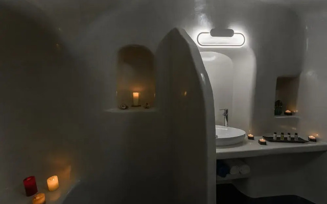 The Luna Cavern 2 with Hot Tub White