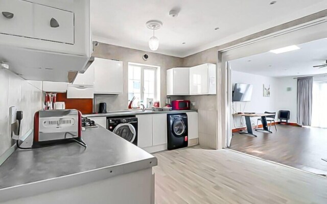 Stunning 7-bed Detached House in Luton With Parkin