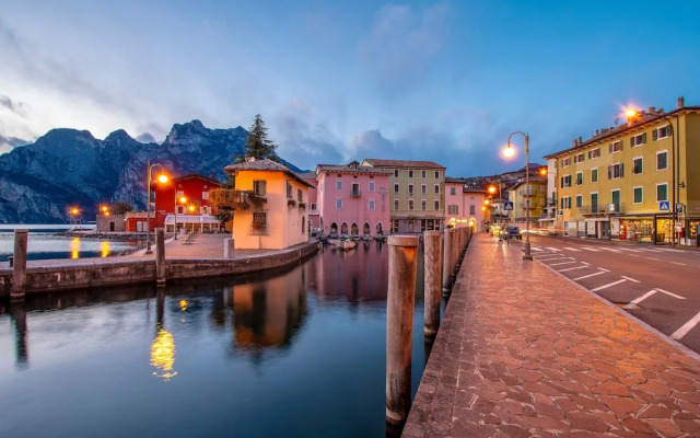 Torbole Relax, Pool & Balcony Apartment 2