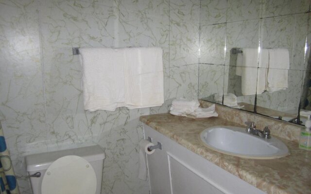 Baybreeze Restaurant and Motel