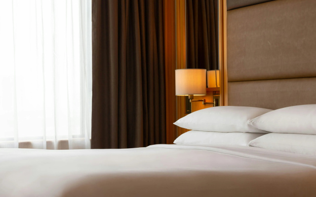 Renaissance Riverside Hotel Saigon – Guest Rooms – Ho Chi Minh City