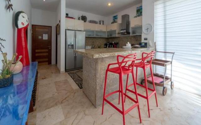 Beachside Retreat - Mujeres Bailando