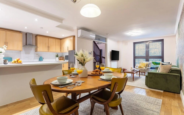 Spacious 2BR House by Madame Tussauds