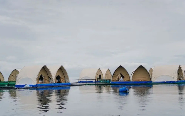 Floating Home in Reef Resort Unit 13