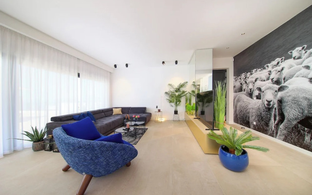 Luxury villa 360 - private heated pool