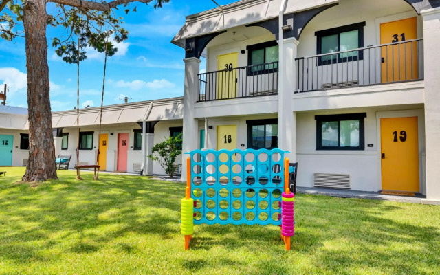 Hotel McCoy - Art, Libations, Pool Society