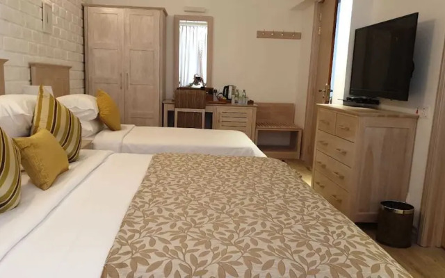 The Lynden Grove Hotel