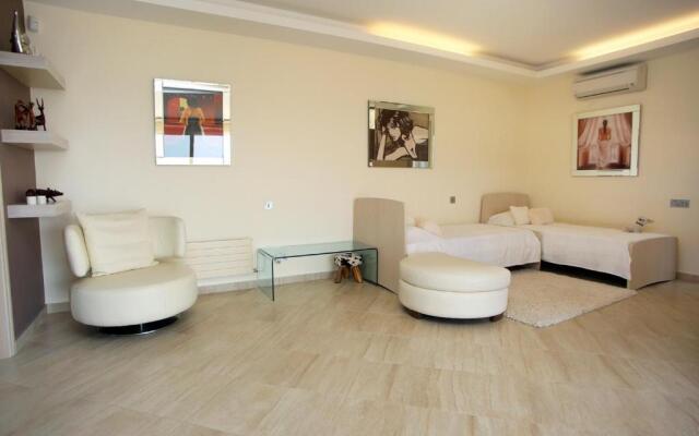 Seafront 5 Bedroom Villa Paradise in Sea Caves