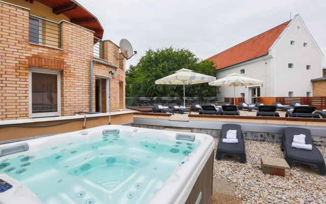 CE Plaza Hotel