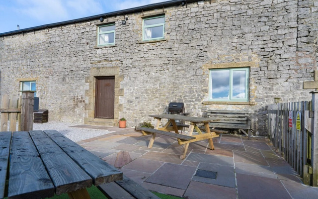 The Holmes Barn - Sleeps 16 - Peak District