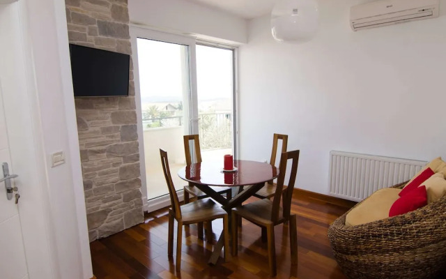 Adorable Apartment in Murter With Jacuzzi