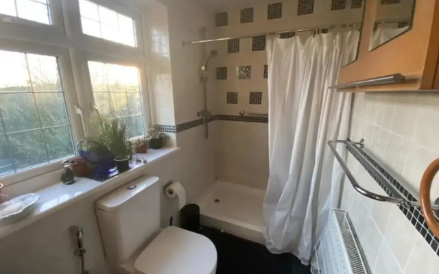 2-bed Apartment in High Wycombe Private Garden