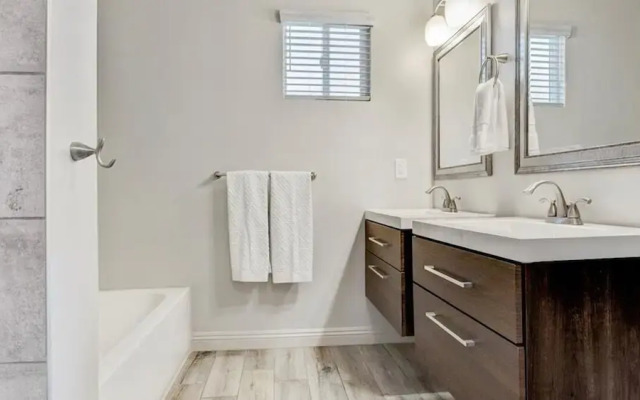 Amazing 4-bdrm W/backyard Paradise in Scottsdale!