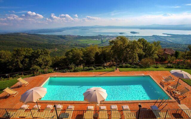 Lovely Villa in Tuoro sul Trasimeno with Pool