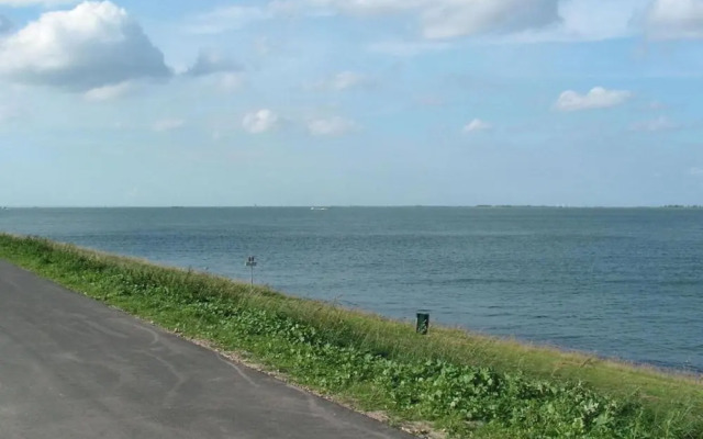 Nice Chalet with Fireplace near Oosterschelde