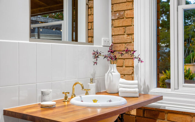 Tranquil Estate With Pool Heated Spa Gardens