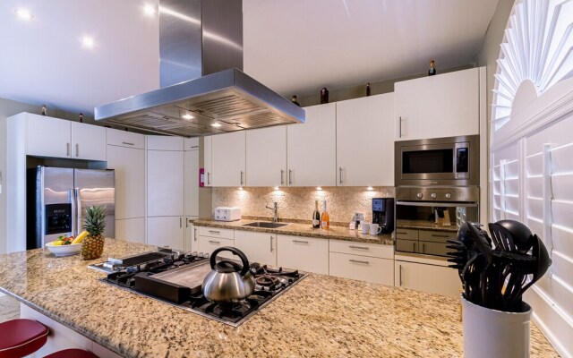 Gorgeous Mansion, Private Pool, Outdoor Kitchen!