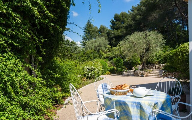 Spacious Villa in La Gaude With Swimming Pool