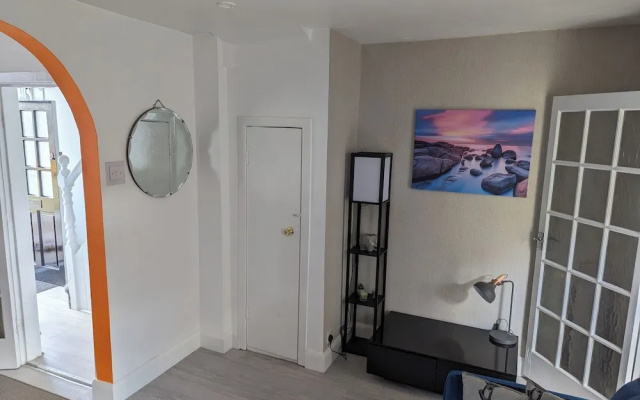 Fantastic Location to Ebrington Sq and City Centre