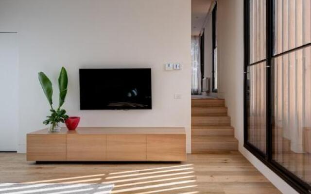 BOUTIQUE STAYS - Woodfin House