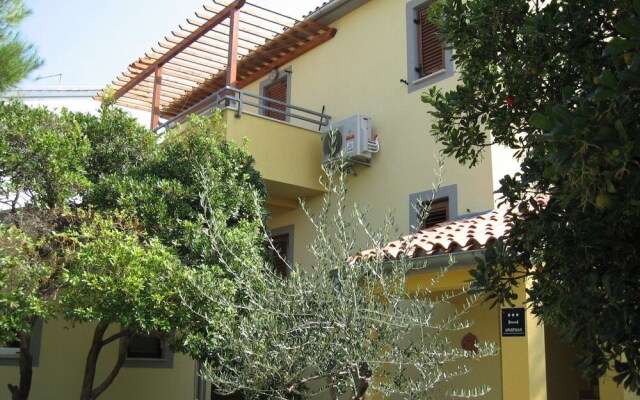 Six Person Apartment With 2 Bedrooms Near the Beach in Pjescana Uvala