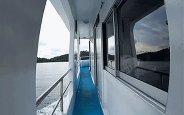 EL Nido Floating Hotel