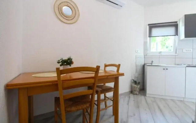 Cozy Apartment With Patio and Parking