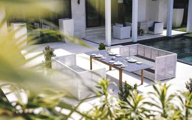 Fabulous Beachfront Villa, 5 BR, Canggu w/ Staff