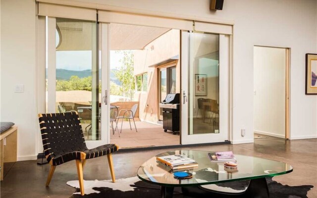 Butterfly House - Spectacular Modern Design and Mountain Views