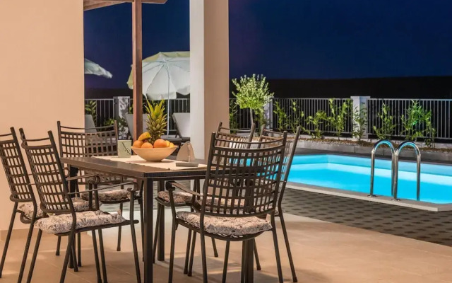 Modern and Spacious Home With Swimming Pool