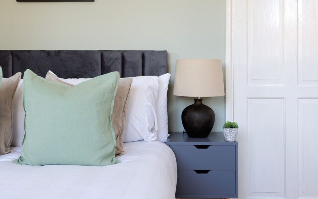 Cosy Room in Morden