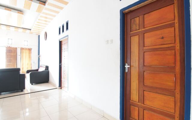 SPOT ON 93378 Lona Guest House SyariahNearScience Park Universitas Riau