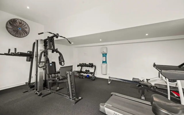 Vibrant 2-bed Apartment With Pool and Gym Access