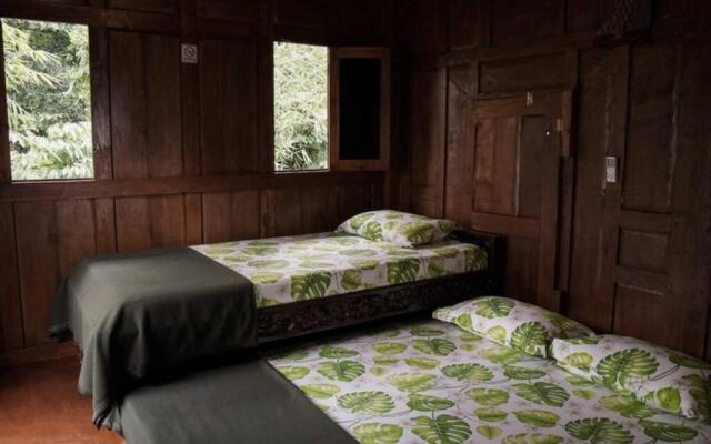 Rumah Kayu Joglo Yudhistira, tepi sungai, 2BR