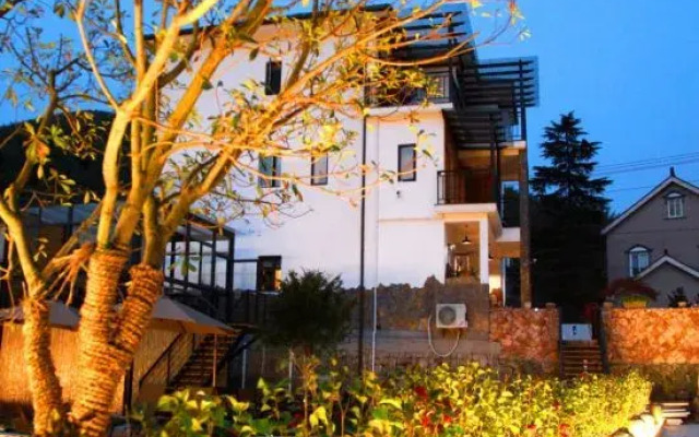 Stream Banks Private Hostel