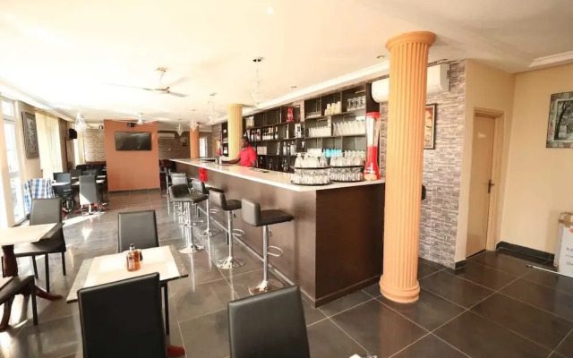 Parigha Hotel Restaurant & Pub