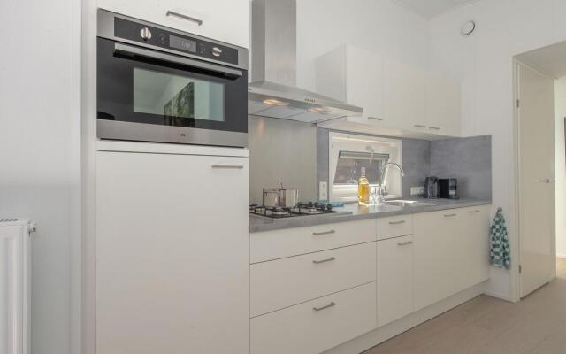 Modern Lodge With Dishwasher, Near Helmond