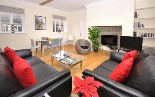 8 Angel Yard, Midhurst