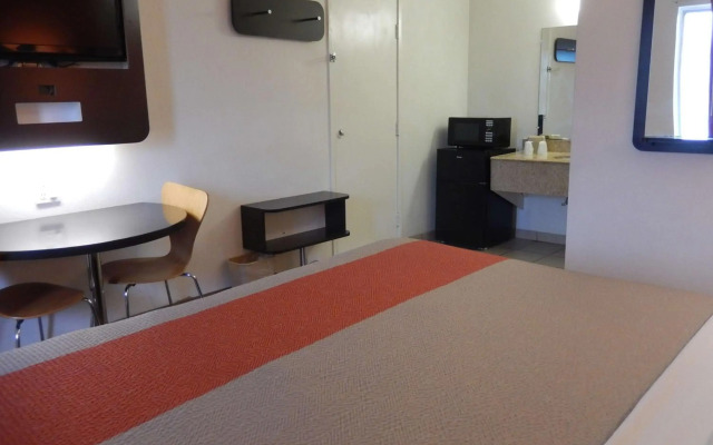 Motel 6 Clute, TX