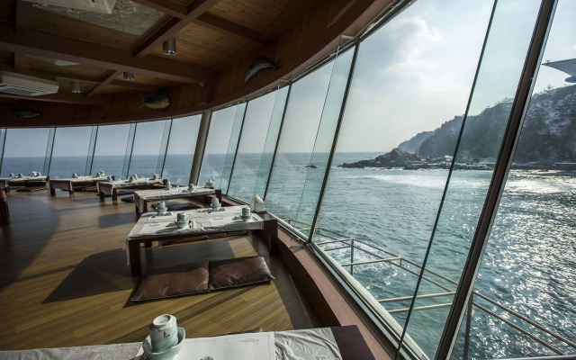 Sun Cruise Resort and Yacht