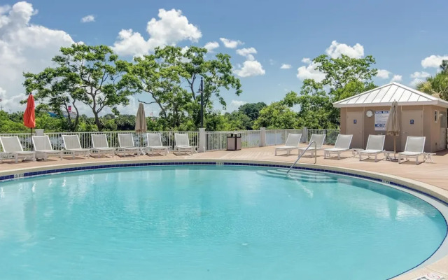 Laketown Wharf 609 - Beach, Please