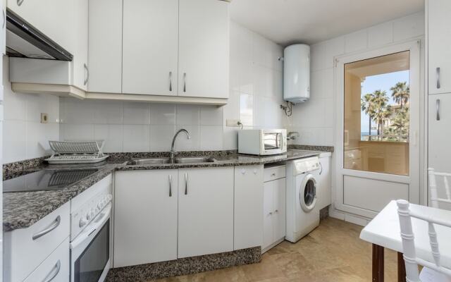 Beautiful 2-Bed first beach line apartment for 6