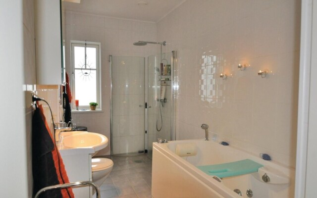 Stunning Home in Hamburgsund With 3 Bedrooms and Wifi