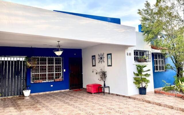 Casa con Parqueo Privado, Patio y Jacuzzi.