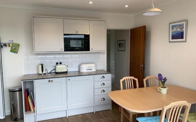 15 Churchfields - Bungalow with Estuary Views and Parking