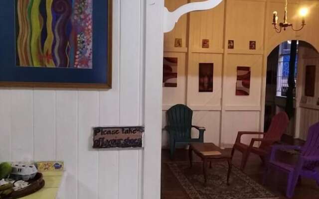 Colonial Lodge