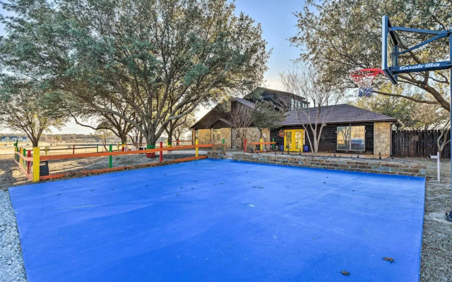 Private Pool: Spacious & Vibrant Argyle Villa!