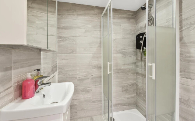 Rochfords Serviced House with 5 Bedrooms