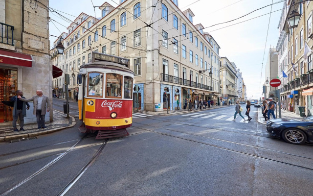 360º Rooftop Lisbon and River View