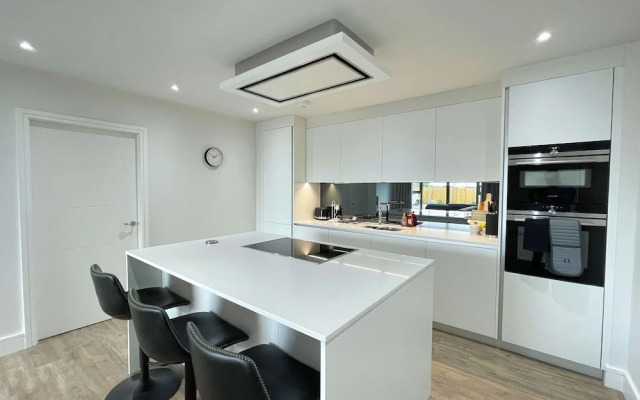 Luxury 2 Bedroom Apt with Parking